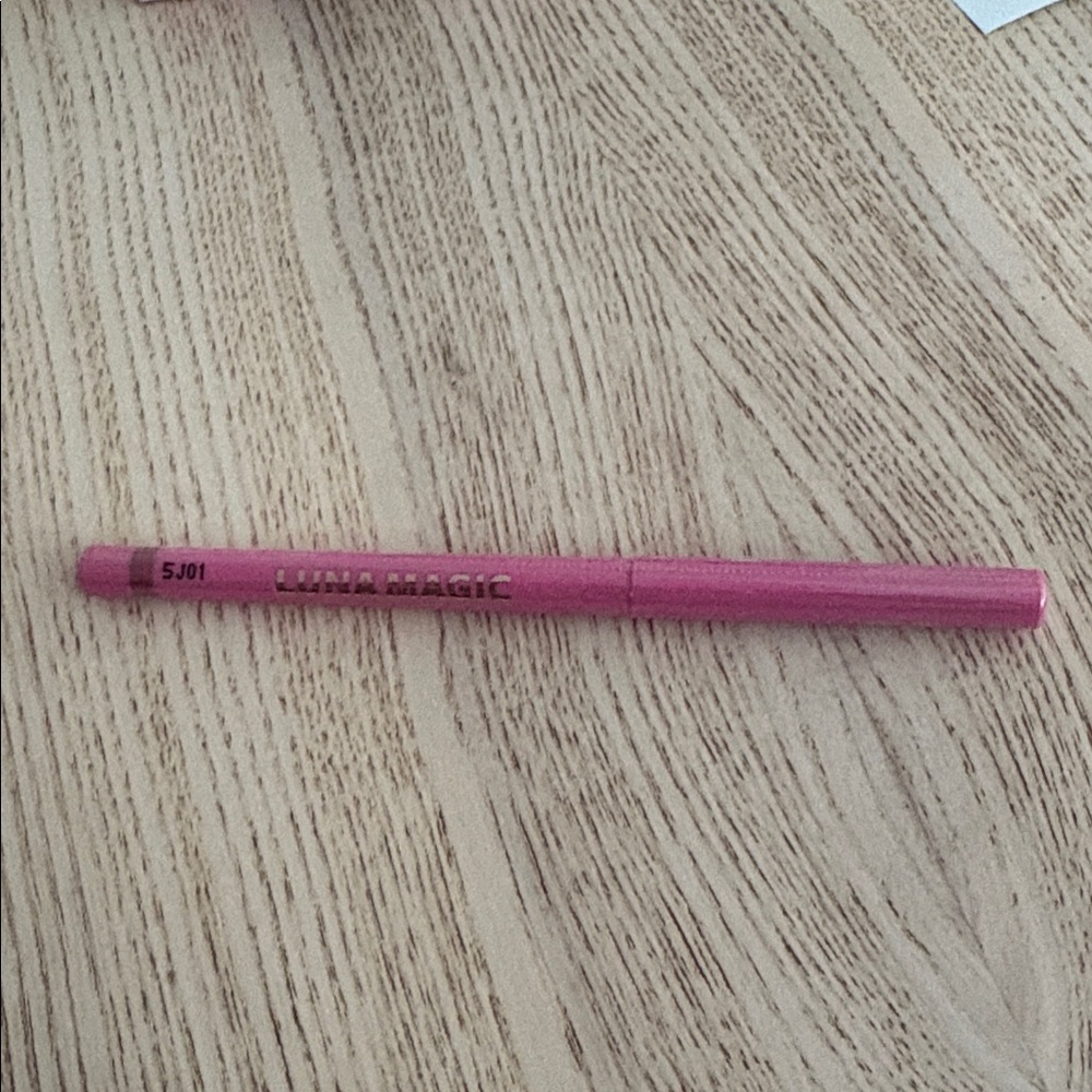 LUNA MAGIC Lip Pencil in Strawberry Mojito